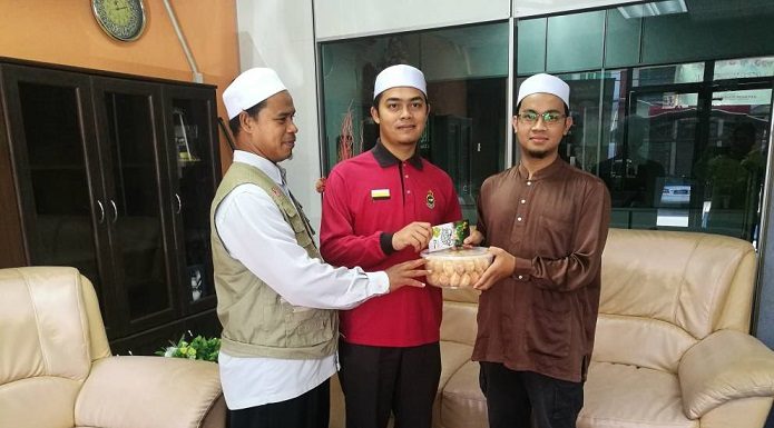 PAS Perak sampaikan sumbangan untuk staf negeri