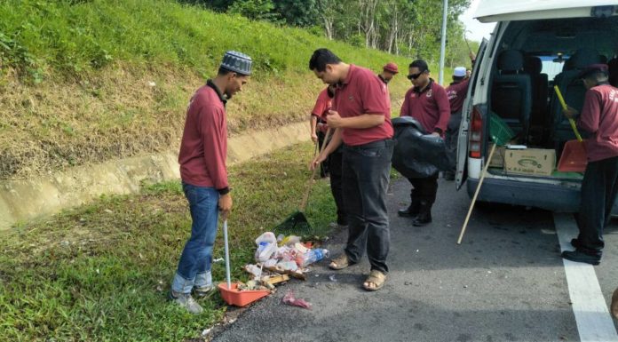 Operasi Unit Amal kutip sampah di lebuh raya