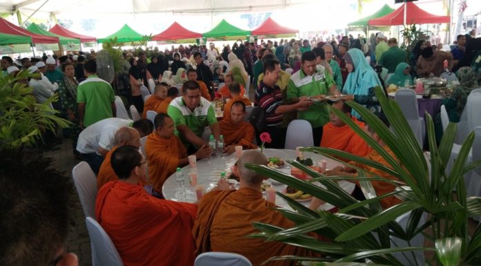 Antara rumah terbuka PAS Kelantan dan PAN pusat