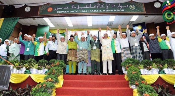 Kiri Najib, kanan Mahathir, pilih PAS