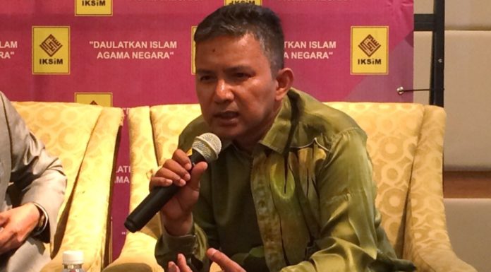 PAN yang bercelaru: Hanipa Vs Mujahid