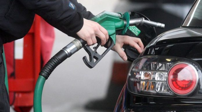 Tetapkan harga siling minyak dengan kembalikan subsidi