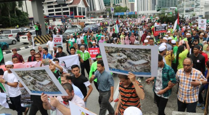 10,000 berhimpun di kedutaan bantah Trump