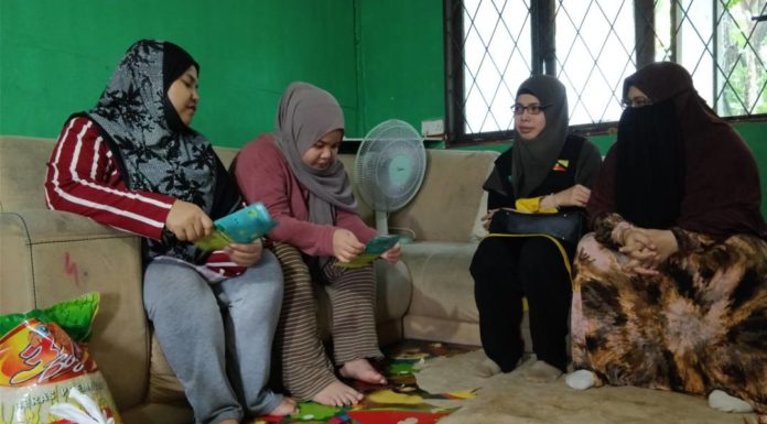 Ziarah Muslimat santuni warga Petra Jaya