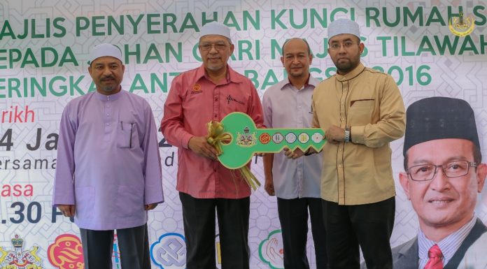 Johan tilawah al-Quran dapat hadiah banglo