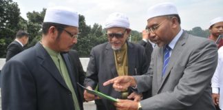 Presiden PAS sambut rombongan penoreh getah Padang Terap