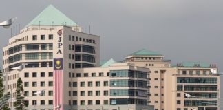 Menolak politik mitos kerajaan Madani