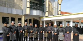 Pemimpin PAS ziarahi almarhum Paduka Ayahanda