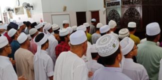 Larang solat: Ini negara Malaysia, bukan komunis