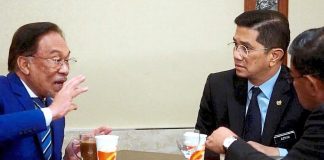 Komunis selamatkan Anwar?