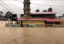 Rumah tenggelam hingga ke paras siling
