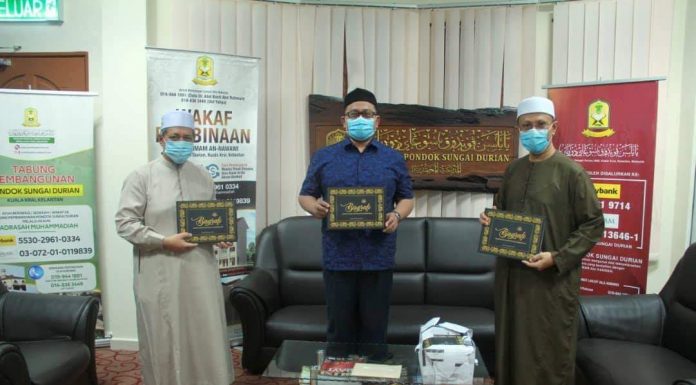 Ustaz Marzuk serah bantuan ke institusi pondok