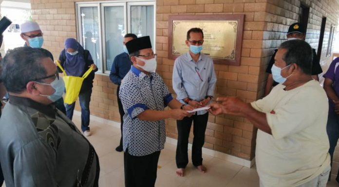 Kamarudin iring MP Jasin serah pampasan nelayan