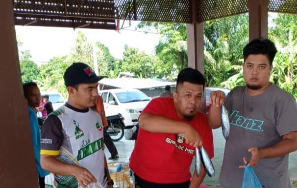Menteri agih 400 kg ikan di Hulu Besut