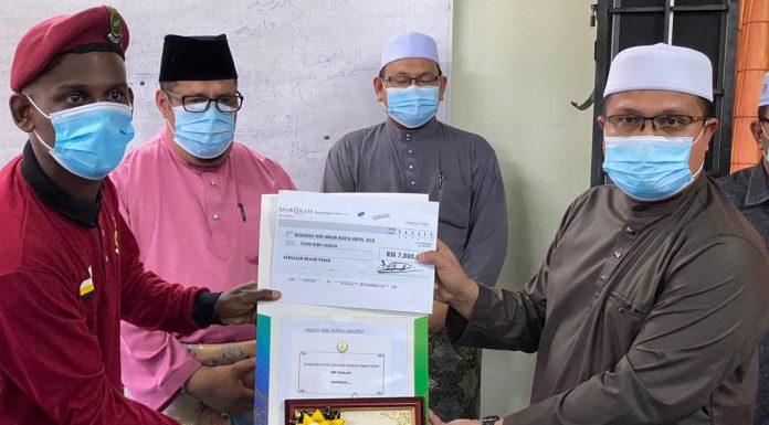 Wira Bagan Datuk terima anugerah