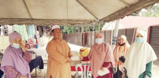 Muslimat Parit serah derma kebakaran Maahad