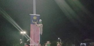 YB Andansura panjat tiang pasang Jalur Gemilang