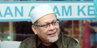 Korek pasir atasi aliran Sungai Kelantan