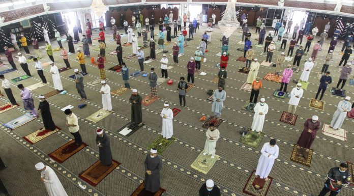 Adakah sah solat dalam seluar ada tisu terkena darah?