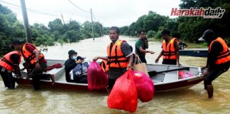 Hantar bantuan makanan guna rakit tradisional