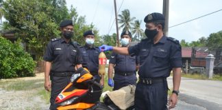 Pemuda lompat pagar lolos sekatan jalan raya