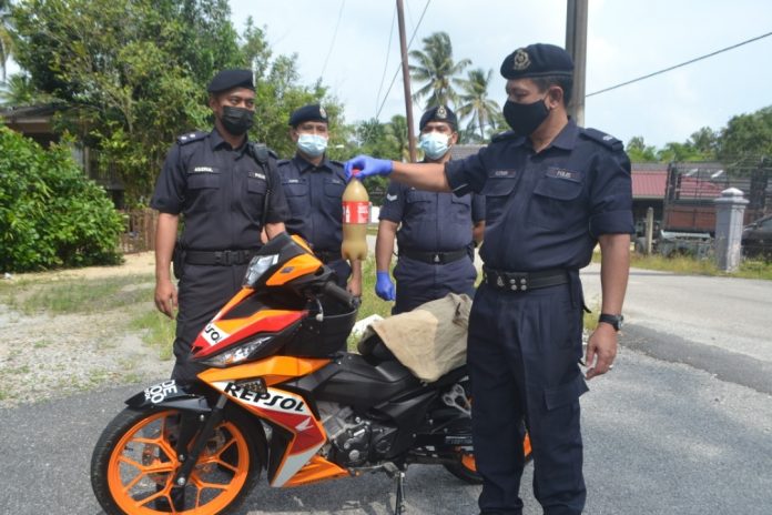 Pemuda lompat pagar lolos sekatan jalan raya