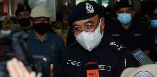 Polis bagi notis sebulan penjaja di lampu isyarat