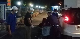 Air mata ibu berlinangan ditinggalkan di tepi jalan
