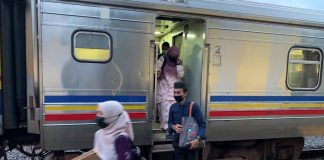 Pelajar di pedalaman naik kereta api ke sekolah