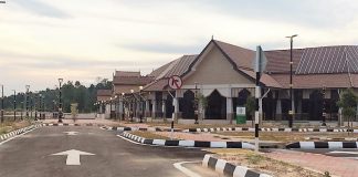 Hanya dua orang setiap meja di Medan Selera R&R