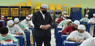 Pelajar agama baca al-Quran di pusat kuarantin