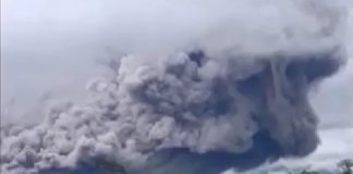Gunung Sinabung di Sumatera Utara meletus