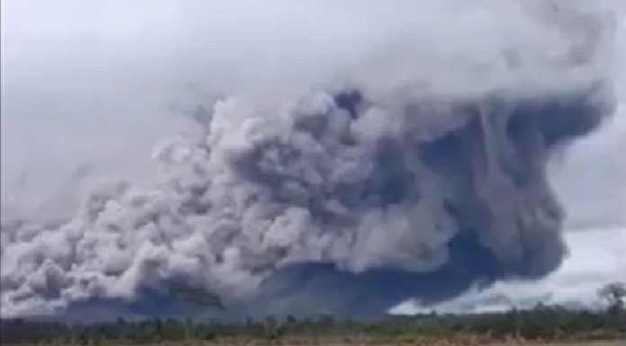 Gunung Sinabung di Sumatera Utara meletus