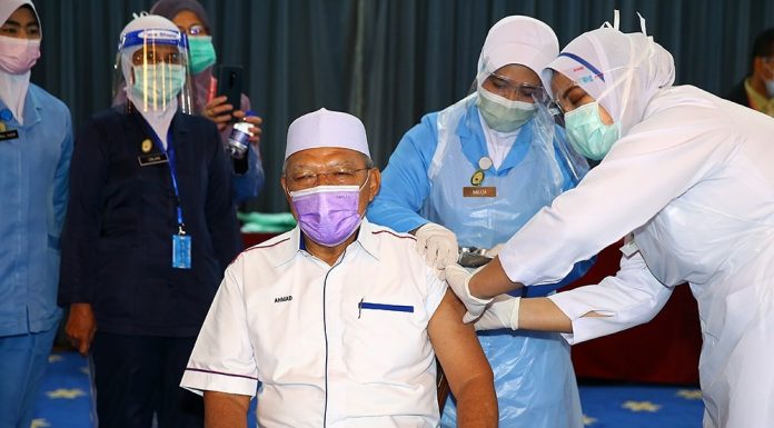 15 pemimpin penerima awal vaksin di Kelantan