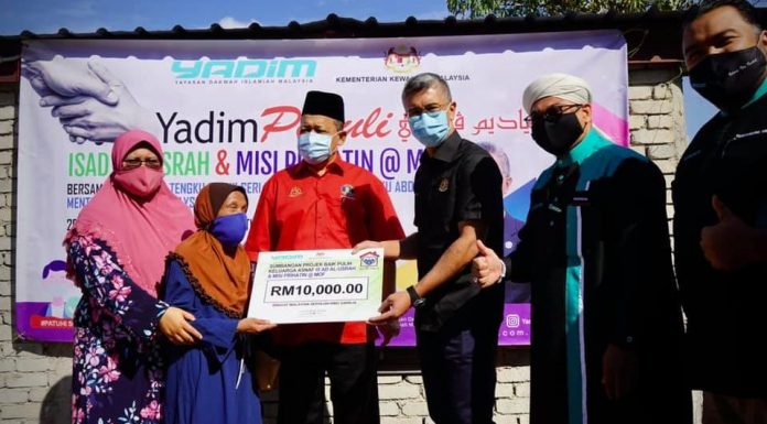 Tiga beradik cacat penglihatan gembira dikunjungi Menteri Kewangan