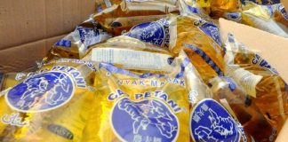 Action against those imposing conditions on cooking oil packs sale