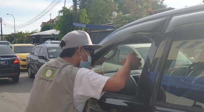 PAS Putatan edar bubur lambuk, erat hubungan masyarakat