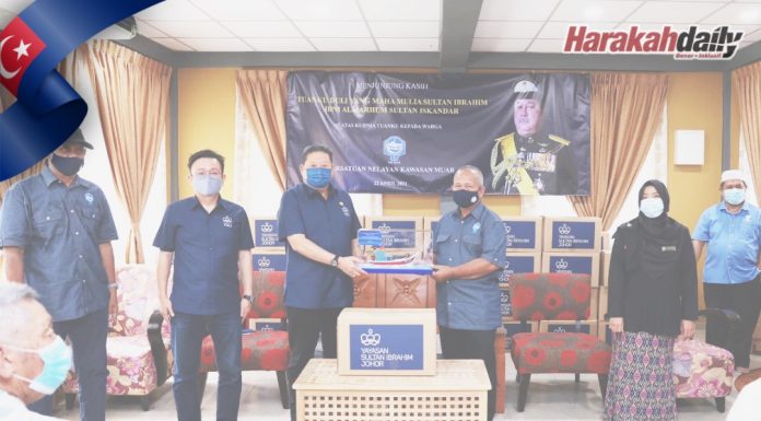 Nelayan tertua Muar terima kurniaan Sultan Johor