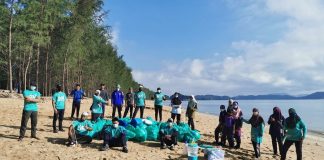 ‘Geng Plastik Ija’ kutip sampah di pantai