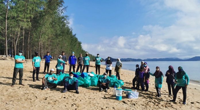 ‘Geng Plastik Ija’ kutip sampah di pantai