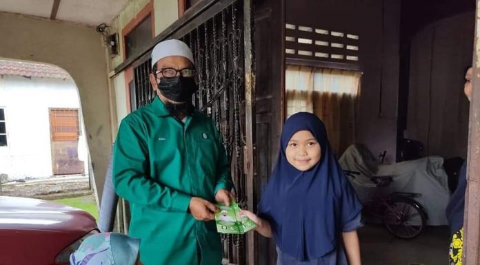 Ustaz Rosli ziarah anak yatim, miskin serah duit raya