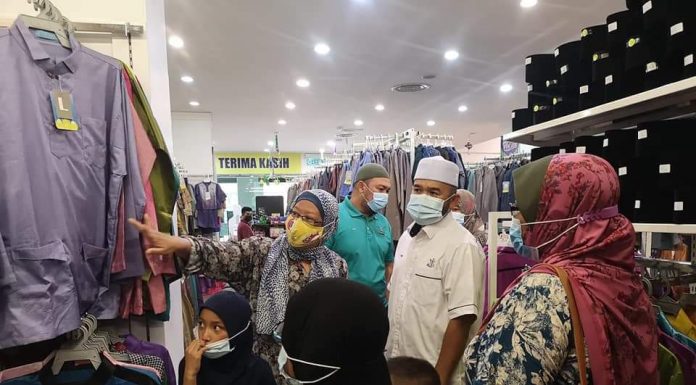ADUN Panching rai ‘shopping’ raya anak yatim