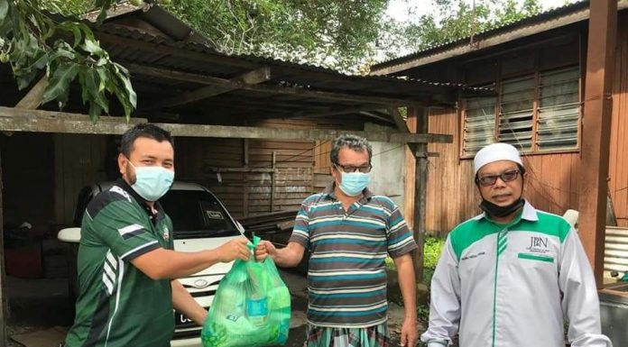 Ustaz Rosli setiap bulan agih bantuan kepada asnaf