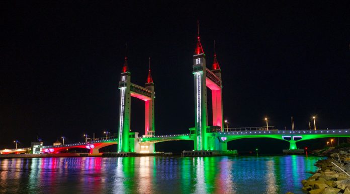 Jambatan angkat bermandi cahaya warna bendera Palestin