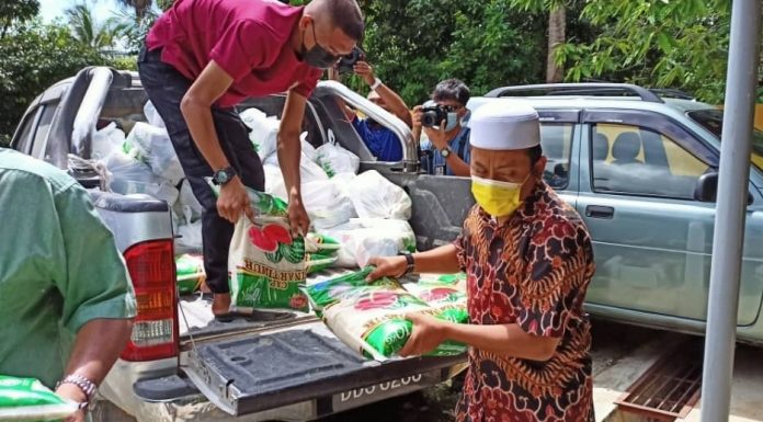 ‘Sayu lihat pakcik, makcik pakai gelang pink’