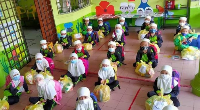 Pasti Nurul Najah II agih barangan makanan