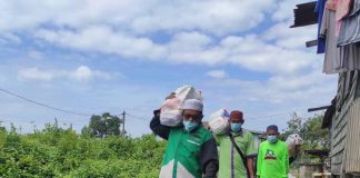 Ustaz Rosli agih langsung bantuan kepada penduduk