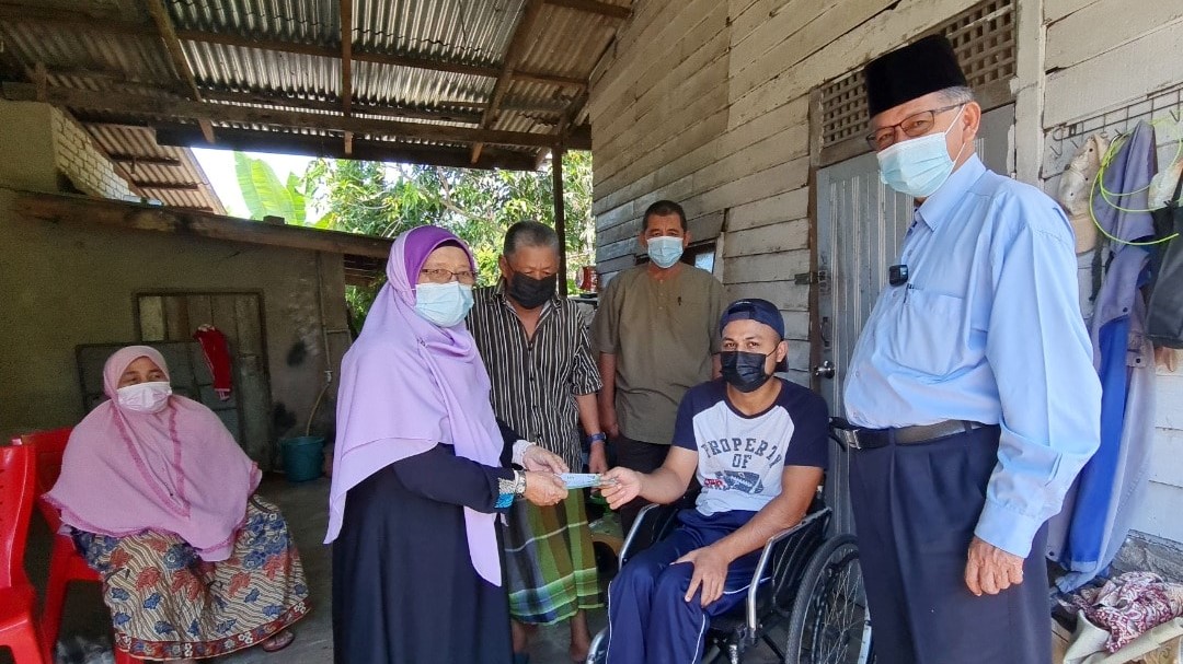 Isteri MP Marang santuni pemuda hadapi musibah - Vimarsana News