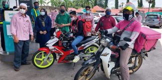 Wakil rakyat taja ‘rider’ isi minyak percuma