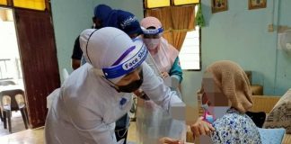 Pasangan warga emas bertuah disuntik vaksin di rumah